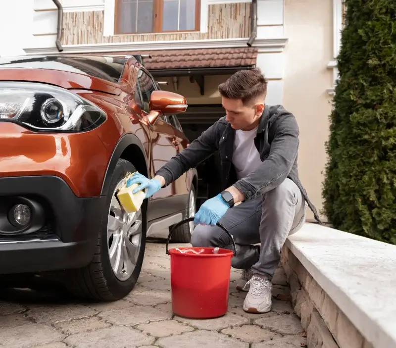 Lavage auto à domicile Radenac : professionnel intervenant sur un véhicule